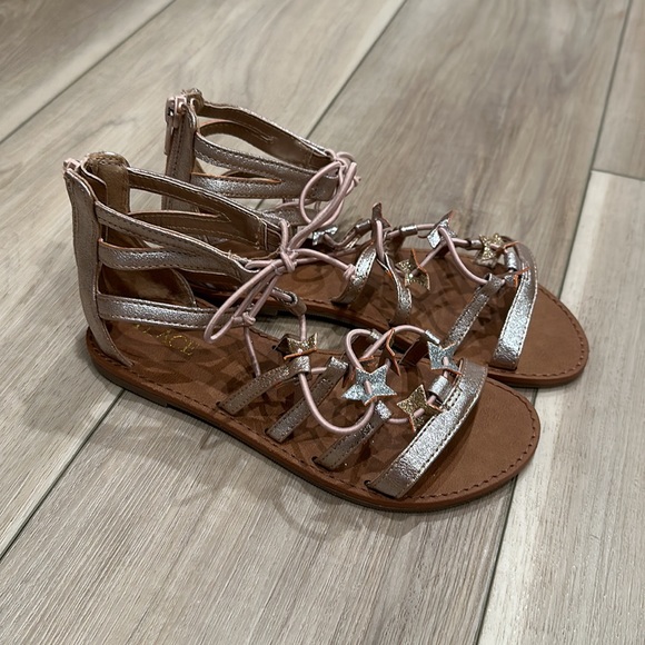 EUC Little Girls Size 2 The Children’s Place Rose Gold STAR Gladiator Sandals - Picture 3 of 9